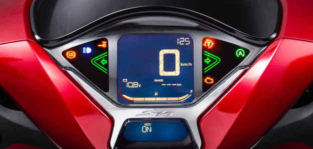 El panel LCD de la Honda Sh125 refleja nitidamente la informacion